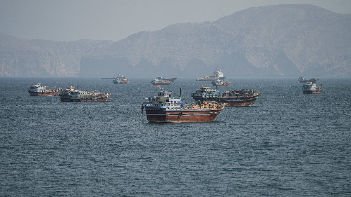 从阿曼穆桑代姆望向海峡内密集船流